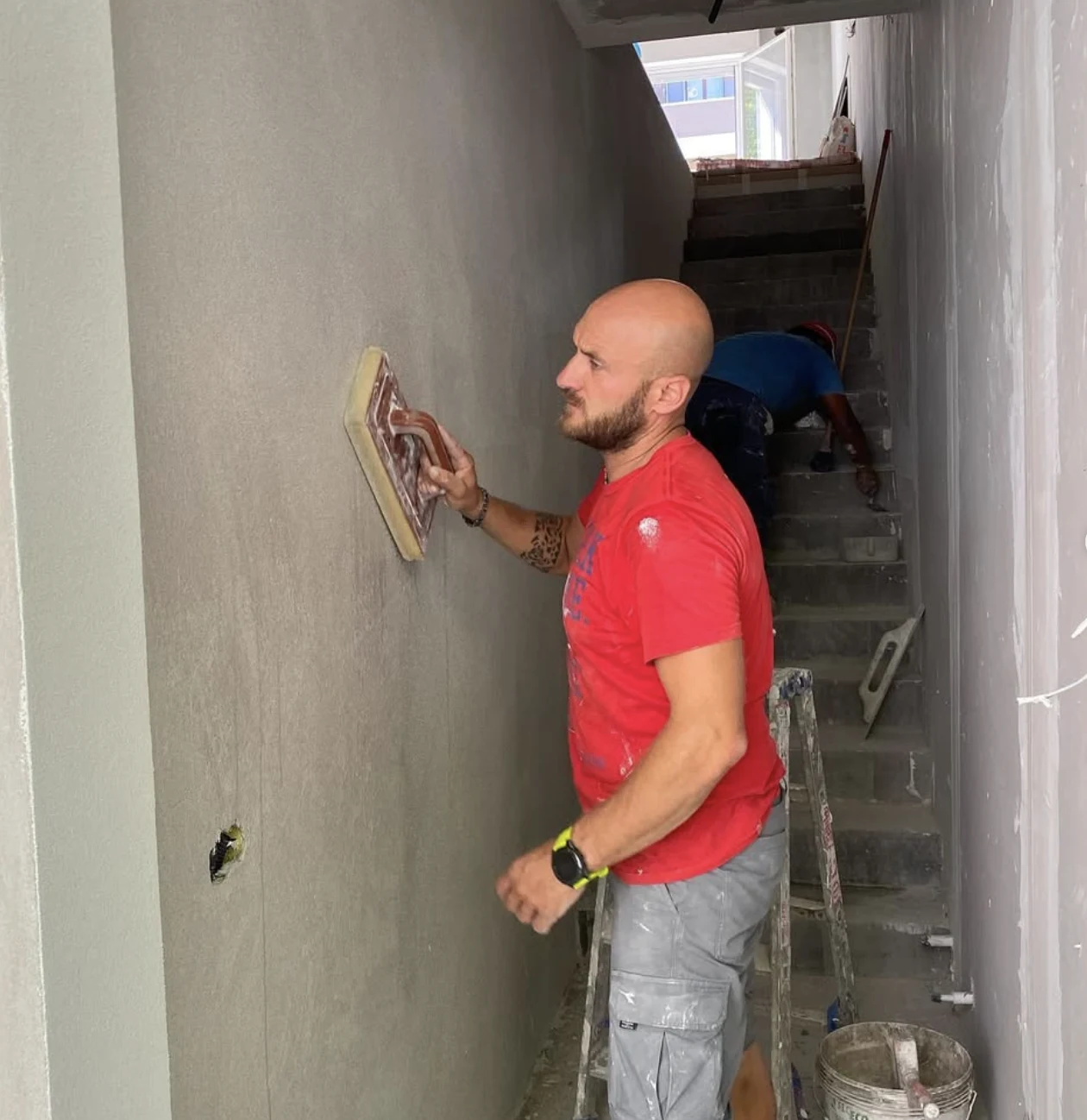 Andrea Farisello al lavoro sul cantiere FAR Costruzioni Edili