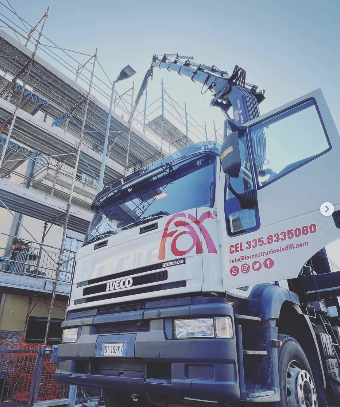 Cantiere FAR Costruzioni Edili — lavori in quota con autogru
