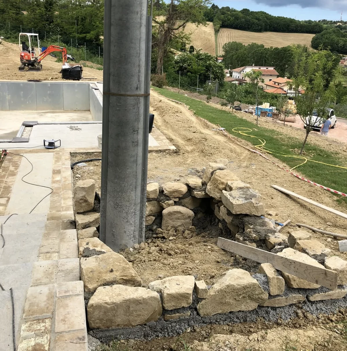 Cantiere piscina con vista sulle colline