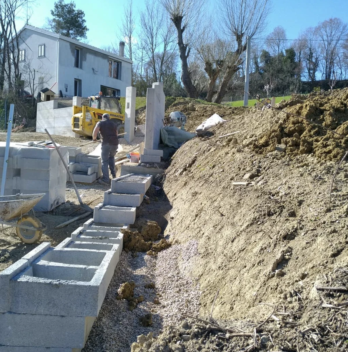 Scavo e fondamenta in cantiere